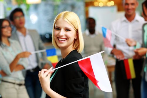 Uroczystości mają wyrażać szacunek do flagi i szerzyć wiedzę o polskich symbolach narodowych.