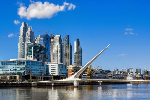 W Buenos Aires znajduje się Puente de la Mujer